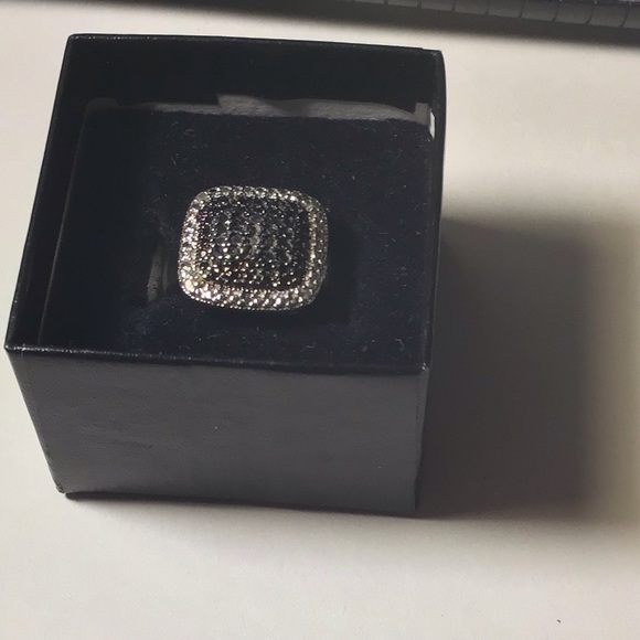 Beautiful designer black and white diamond ring - Picture 2 of 16